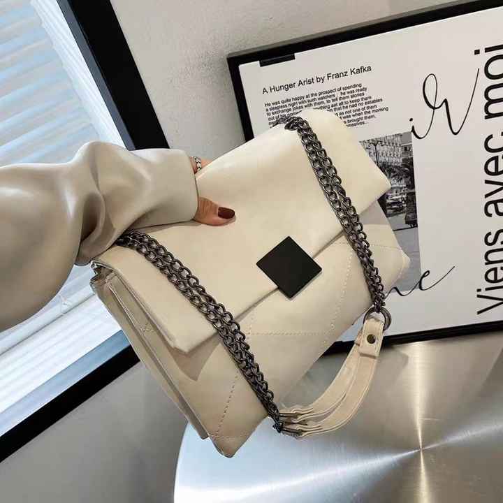 Simple and spacious women's handbag