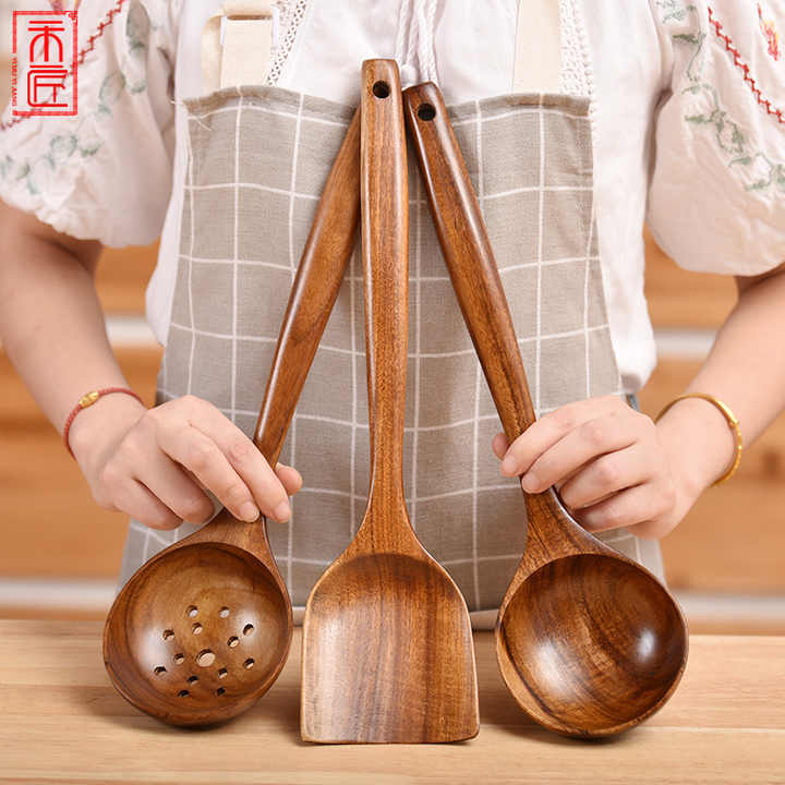 Wooden cooking utensils 