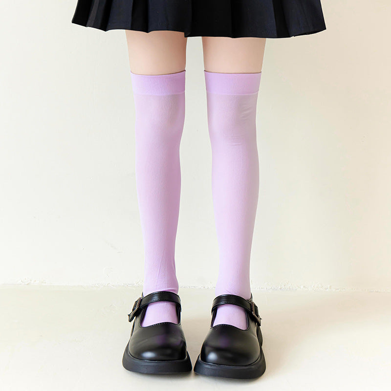 الجوارب المخملية فوق الركبة