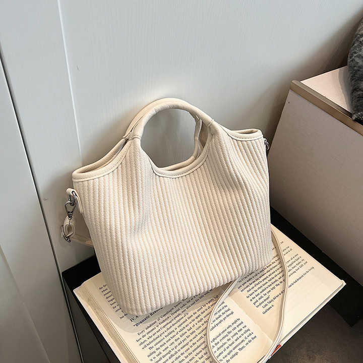 Fashionable handbags for little girls