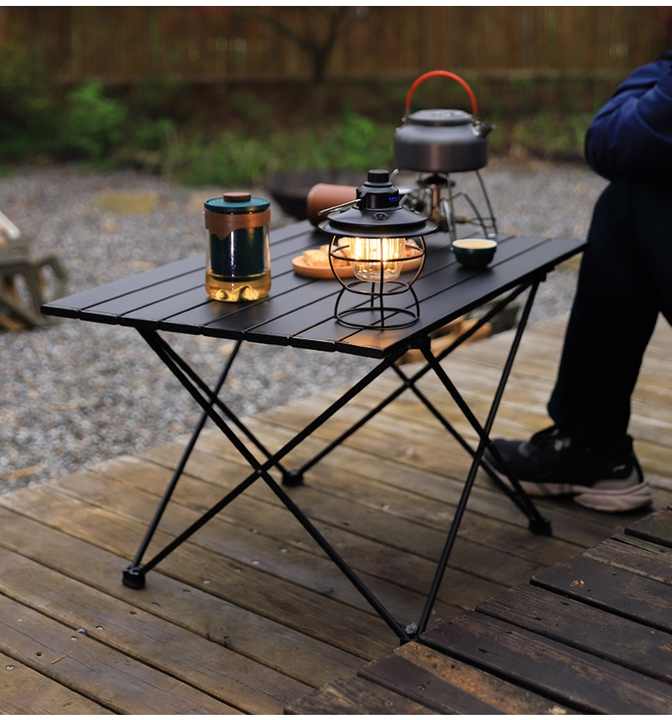 Picnic tables . طاولات الرحلات