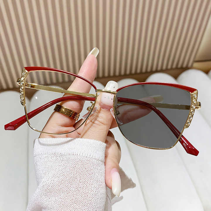 نظارات فوتوكرومية عصرية للنساء Fashionable photochromic glasses for women