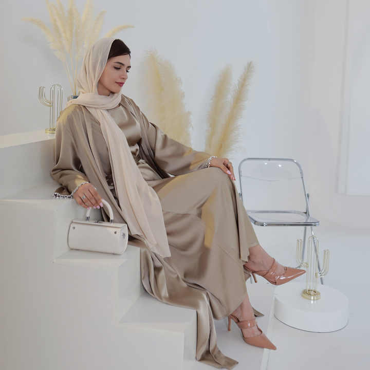 عبايات نسائيه ملونة و انيقه