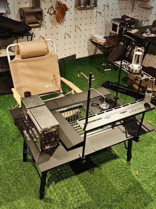 Multifunctional tactical dining table. 