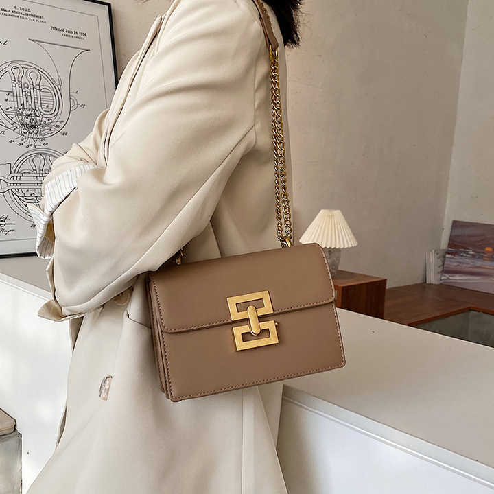 Stylish women's shoulder bag with popular design
