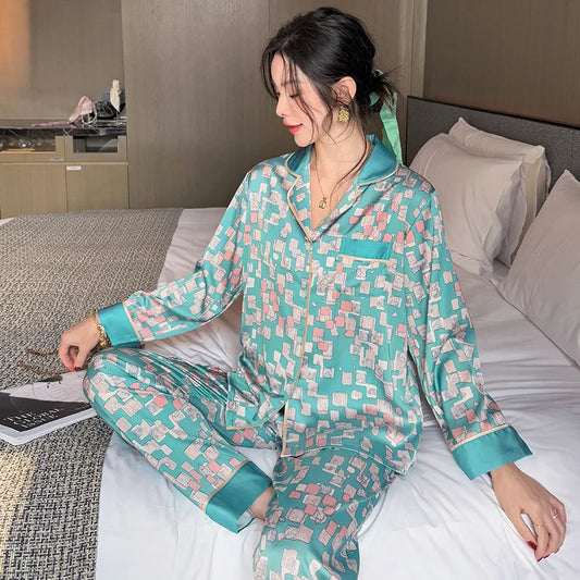 بيجامة نسائية رقيقة