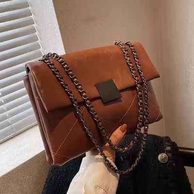 Simple and spacious women's handbag