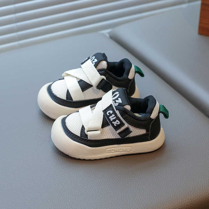 New fashion kids sneakers . موضة جديدة أحذية رياضية للأطفال