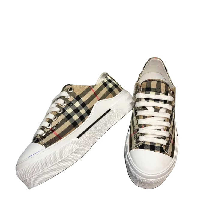 Fashionable women's sneakers 