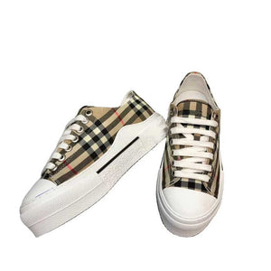 Fashionable women's sneakers 