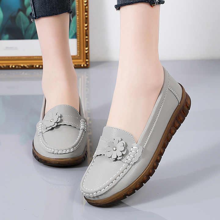 Comfortable women's casual shoes 