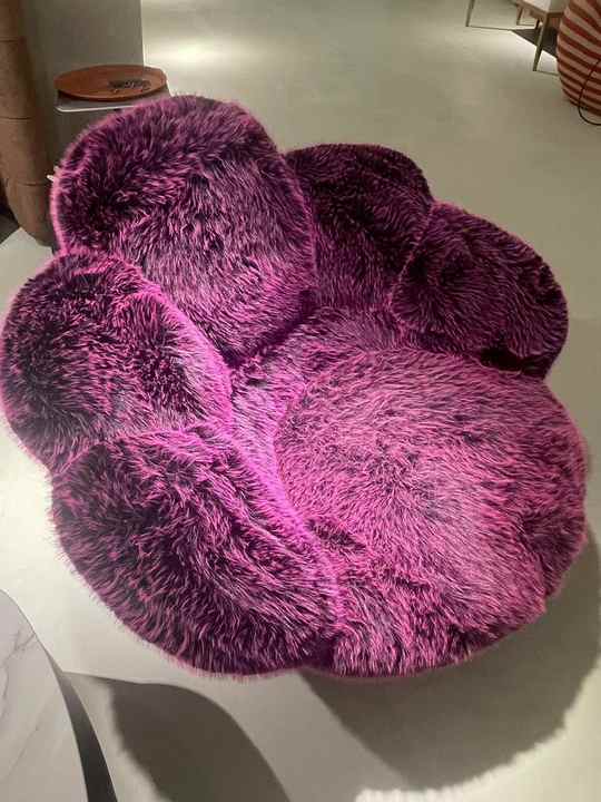 Bear claw swivel chair 