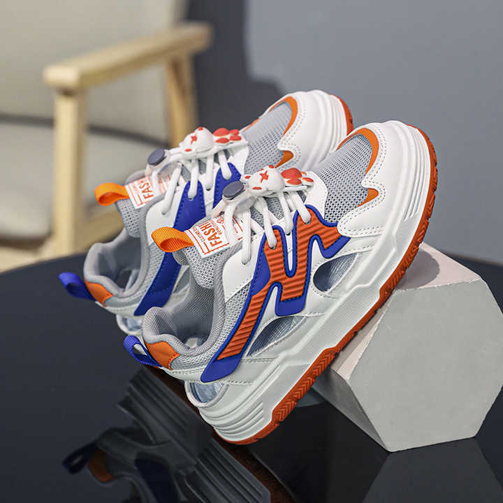 New fashion kids sneakers . موضة جديدة أحذية رياضية للأطفال