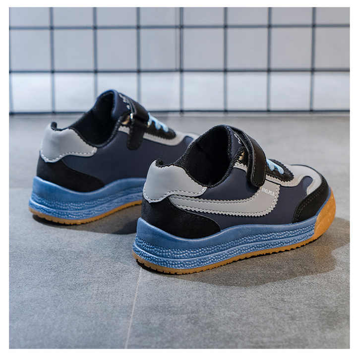 New fashion kids sneakers . موضة جديدة أحذية رياضية للأطفال