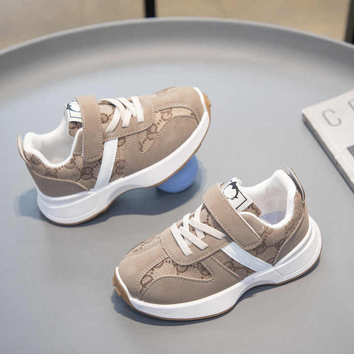 أحذية ركض عصرية عالية القيمة للجنسين لجميع . High-value, fashionable, unisex, all-season outdoor