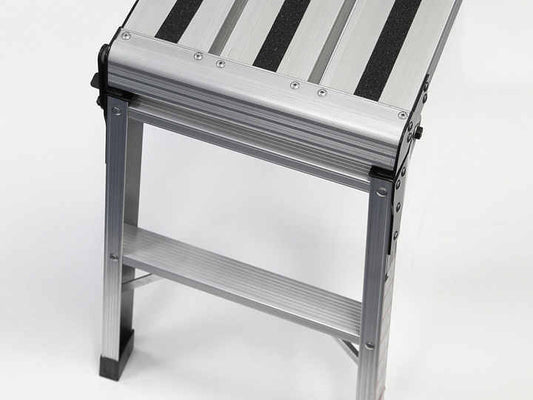 Ladder platform mounted on industrial skills - سلم منصة مركب على الطراز الصناعي