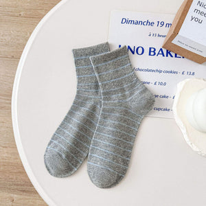 جوارب نسائية مخططة