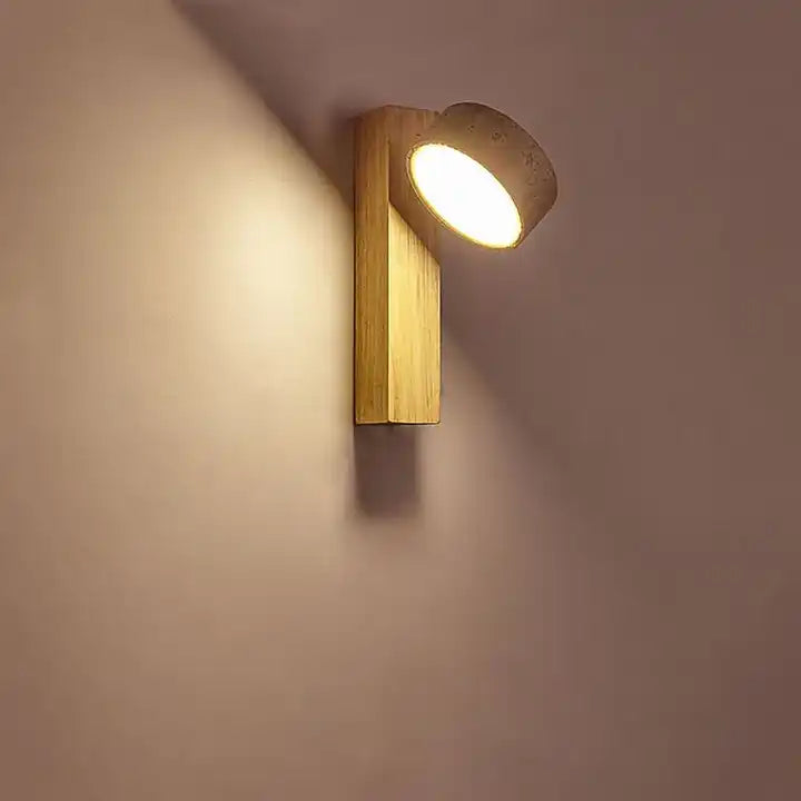 مصباح حائط بجانب السرير
