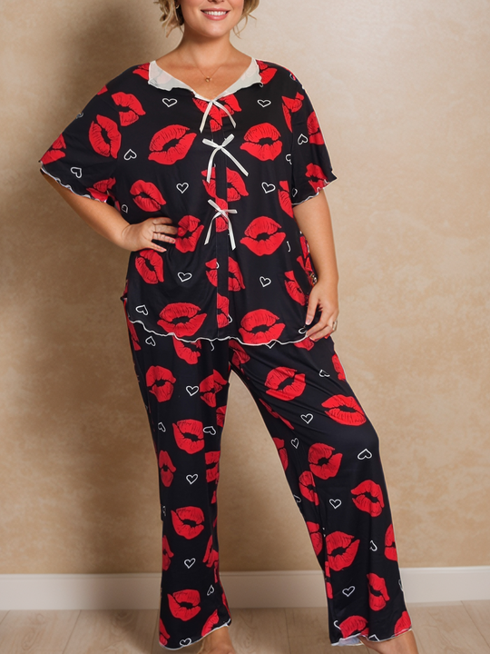 Women's Black Knitted Pajama Set with Lip Print Soft. طقم بيجامة نسائية سوداء محبوكة بطبعة شفاه، ملابس مريحة