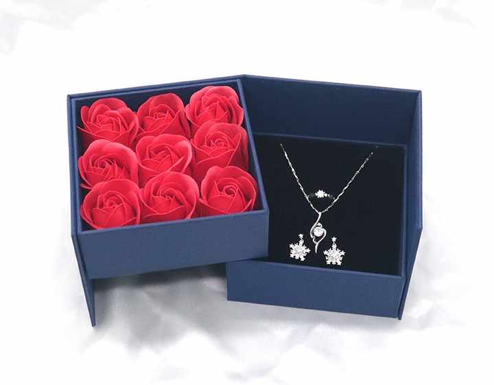 مخصص وضعت مجوهرات علبة لتغليف القلائد . Custom Crafted Jewelry Box Necklace Packaging