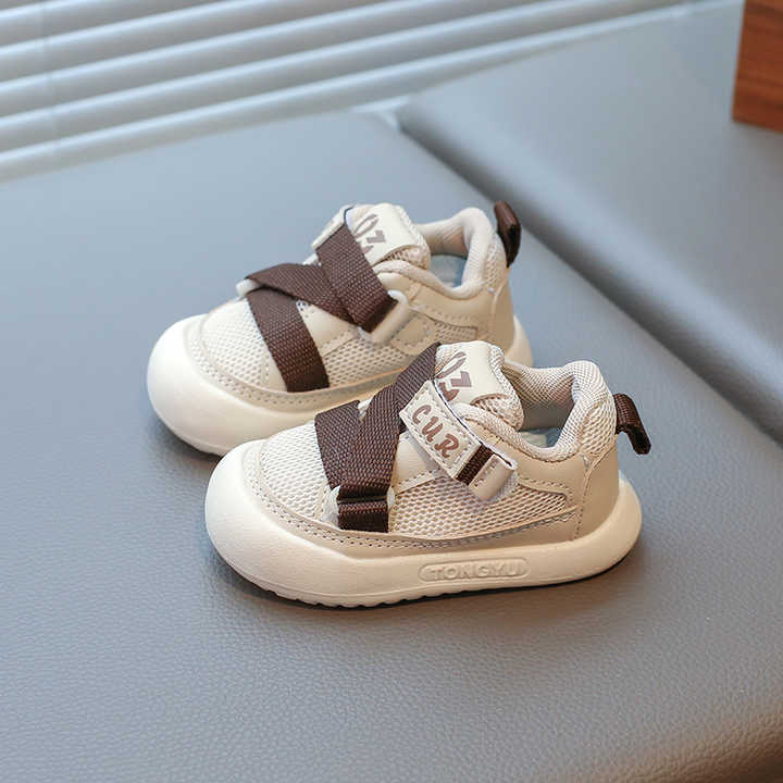 New fashion kids sneakers . موضة جديدة أحذية رياضية للأطفال