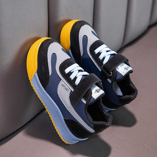 New fashion kids sneakers . موضة جديدة أحذية رياضية للأطفال