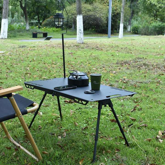 Picnic tables . طاولات الرحلات