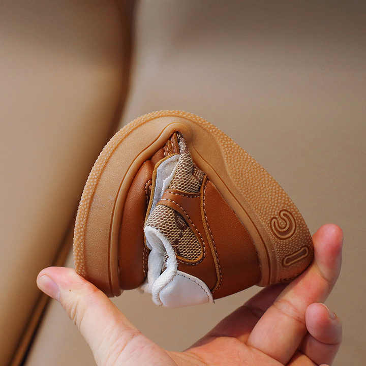 أحذية رياضية جديدة عالية الجودة  . New high quality sneakers