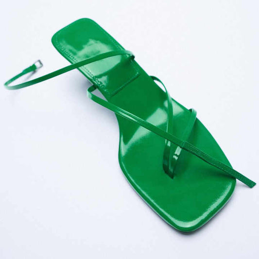 كعب نسائي بكعب عالٍ برأس مربع