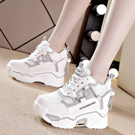 Women's sports shoes 
