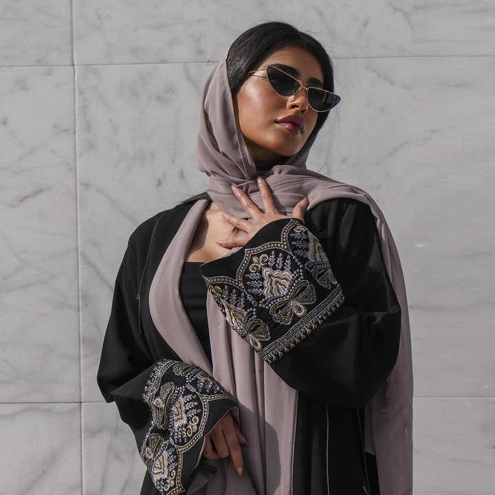 عبايات سودا نسائيه انيقه