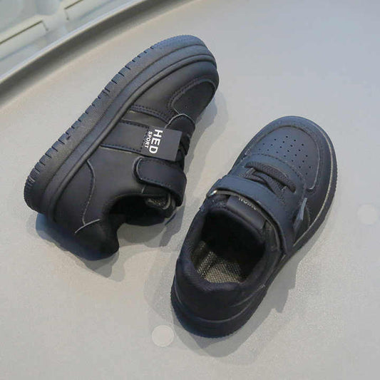 أحذية رياضية عالية الجودة جديدة مسطحة للأطفال . New High Quality Flat Children's