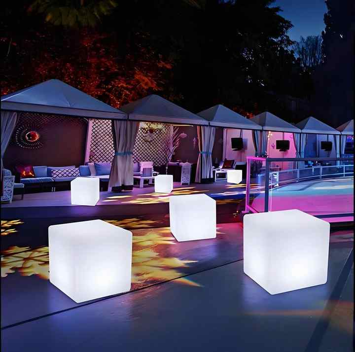 Cube with one seat .. مكعب مع مقعد واحد