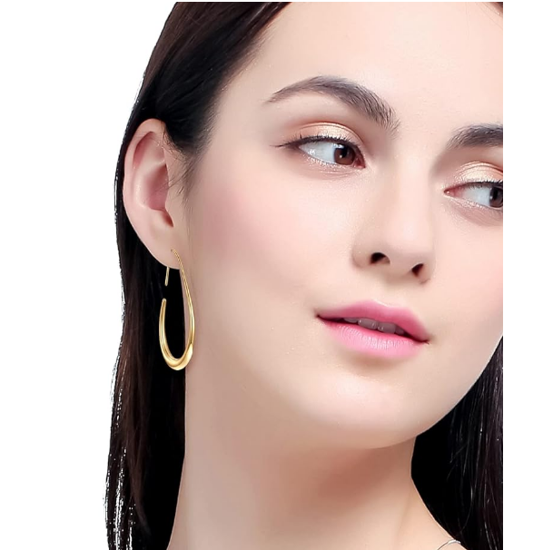 أقراط دائرية كبيرة