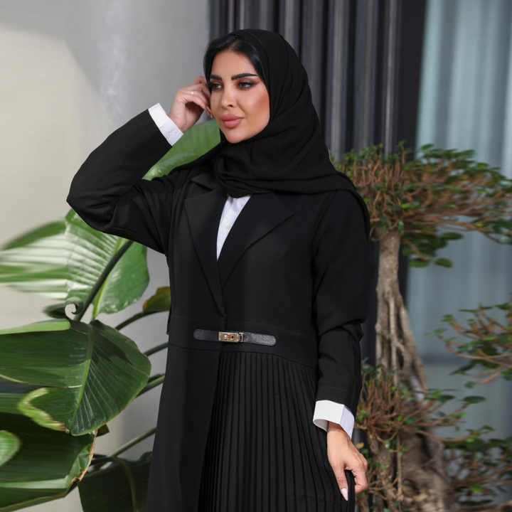 عباية ملونة متواضعة