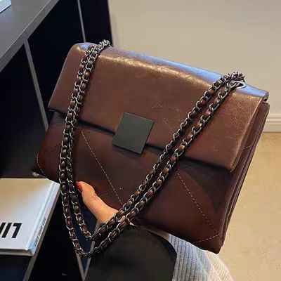 Simple and spacious women's handbag