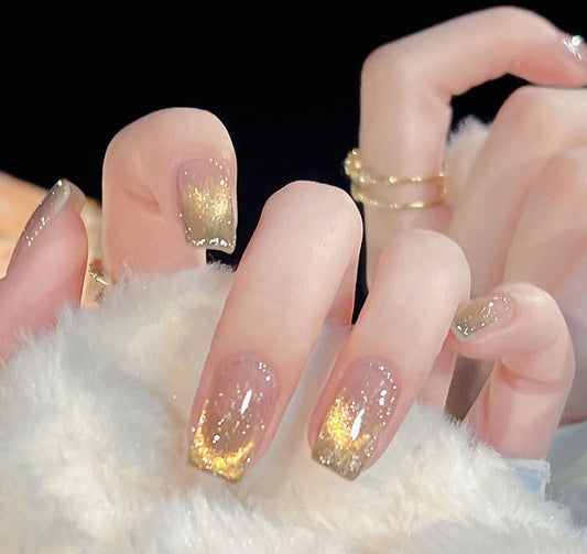 طلاء الأظافر الامع