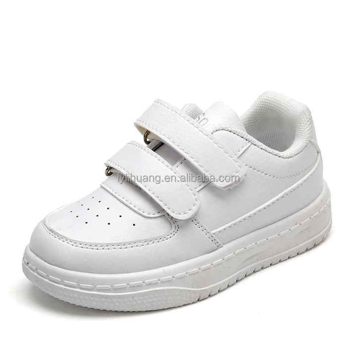 أحذية أطفال بيضاء للربيع . White children's shoes for spring