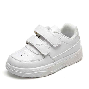 أحذية أطفال بيضاء للربيع . White children's shoes for spring