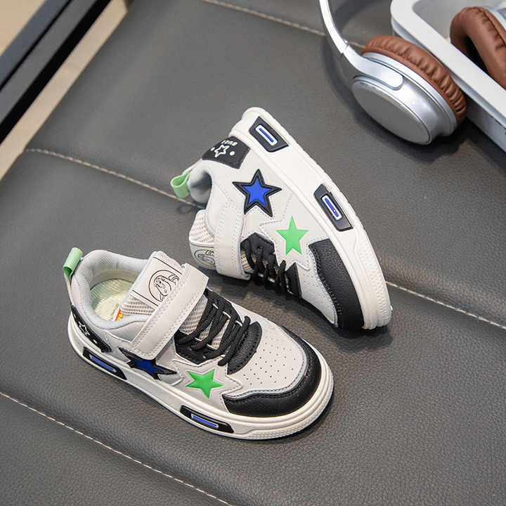 New fashion kids sneakers . موضة جديدة أحذية رياضية للأطفال