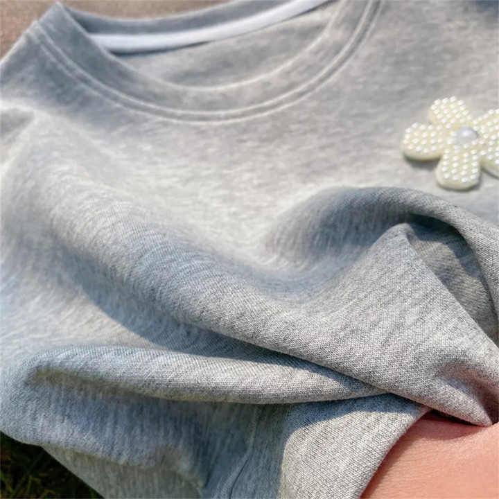 مجموعة ملابس صيفية جديدة للفتيات شورت New Summer Girls Clothing  Sports Shorts with Floral Accessories Round Neck Cotton Topمجموعة ملابس صيفية جديدة للفتيات شورت رياضي رمادي غير رسمي مع إكسسوارات زهور رقبة مستديرة قماش قطني علوي