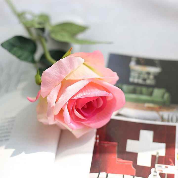 زهرة اصطناعية الأحمر المخملية روز زهرة