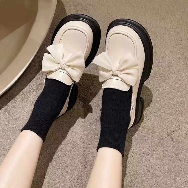 small black leather heel 