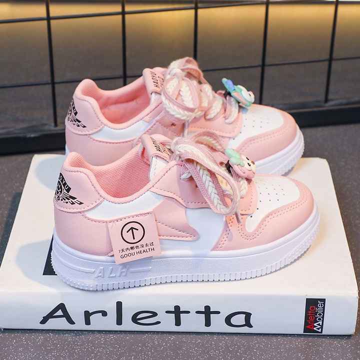 New fashion kids sneakers . موضة جديدة أحذية رياضية للأطفال