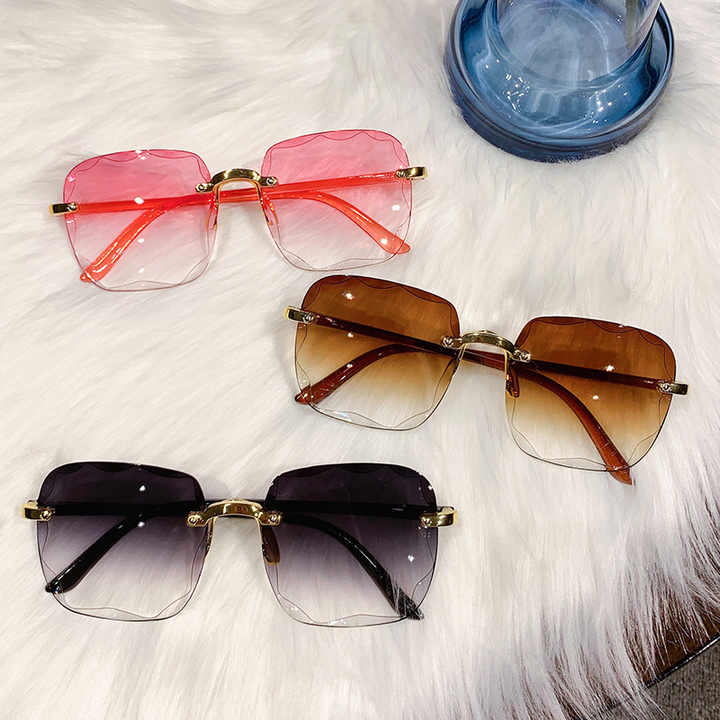نظارات شمسية مربعة عصرية - Fashionable square sunglasses