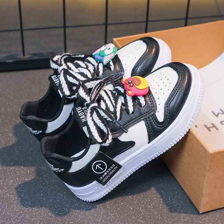 New fashion kids sneakers . موضة جديدة أحذية رياضية للأطفال