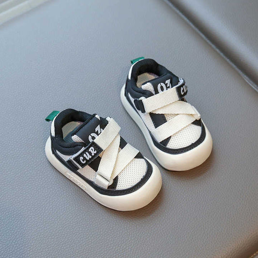New fashion kids sneakers . موضة جديدة أحذية رياضية للأطفال