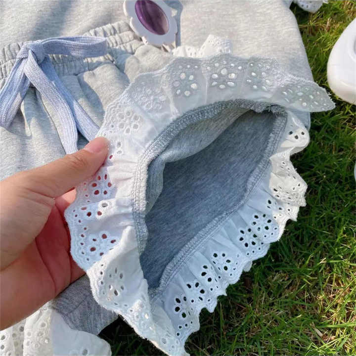 مجموعة ملابس صيفية جديدة للفتيات شورت New Summer Girls Clothing  Sports Shorts with Floral Accessories Round Neck Cotton Topمجموعة ملابس صيفية جديدة للفتيات شورت رياضي رمادي غير رسمي مع إكسسوارات زهور رقبة مستديرة قماش قطني علوي