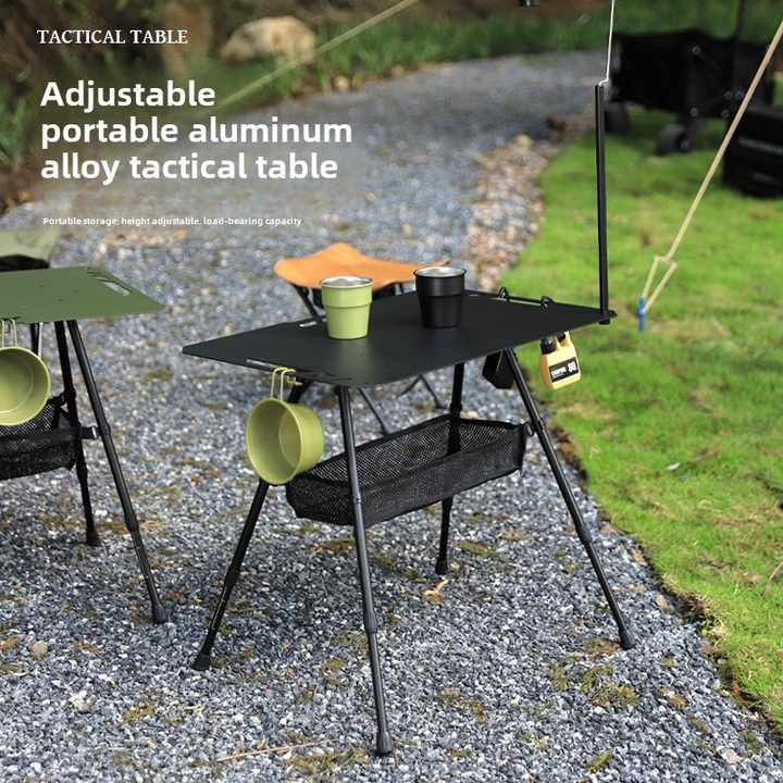 Picnic tables . طاولات الرحلات