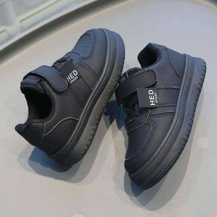 أحذية رياضية عالية الجودة جديدة مسطحة . New High Quality Flat Children's Sneakers